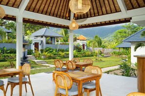 Outdoor dining - Gauri Villas Sidemen (Sidemen)