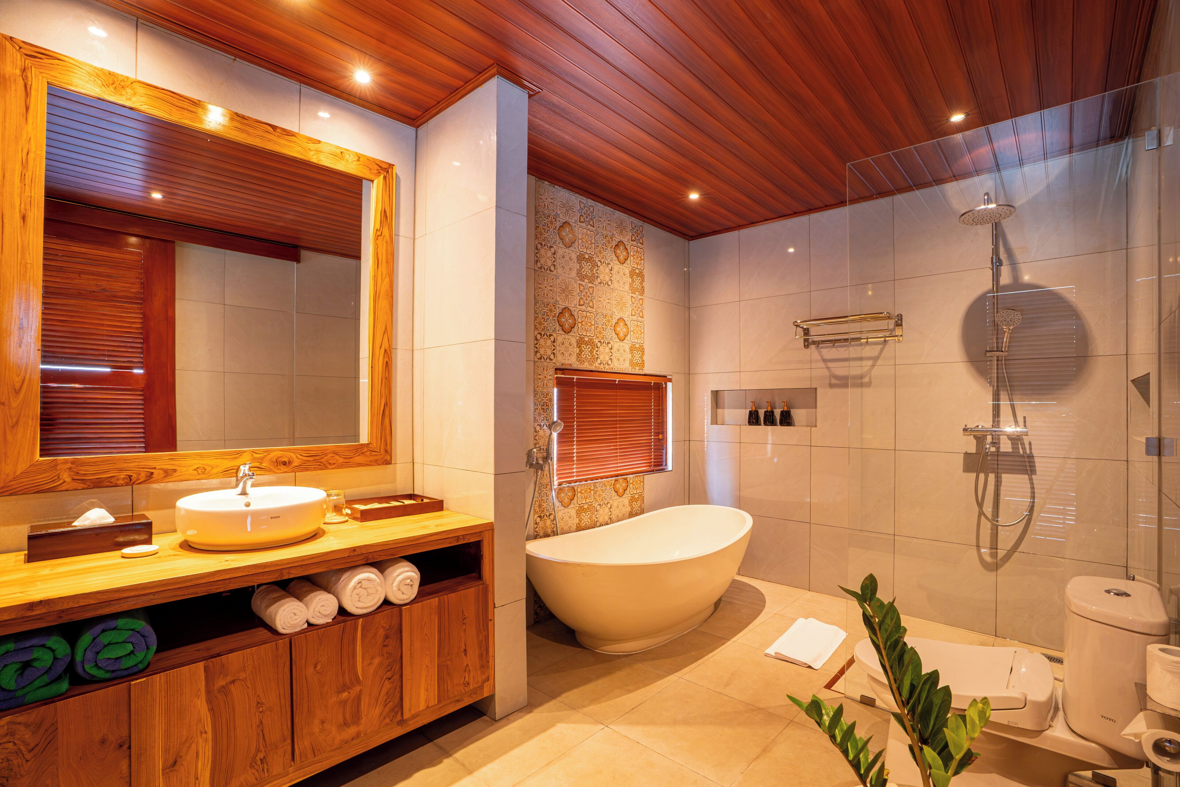 Vila Deluks, kolam renang pribadi | Kamar mandi | Sandal