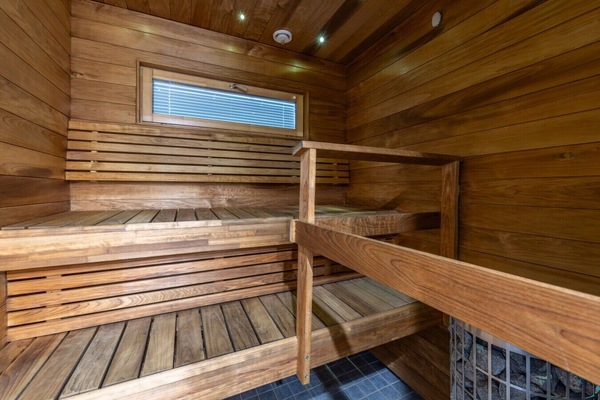 Experience authentic Nordic relaxation in your own private, wooden sauna, ideal for soothing sore muscles after outdoor activities. It heats up quickly, allowing you to unwind completely on your own schedule.