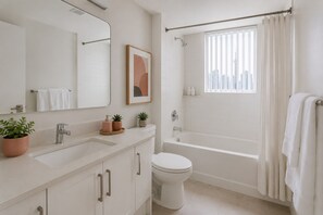 Junior Room, City View | Bathroom | Free toiletries, hair dryer, towels, soap - Maison Vale (Toronto)