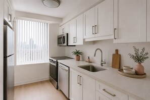Junior Room, City View | Private kitchen | Fridge, microwave, oven, stovetop - Maison Vale (Toronto)