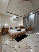 Habitación cuádruple familiar, vistas a la montaña | Wifi gratis y ropa de cama
