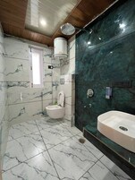 Habitación Premium, balcón, vistas a la montaña | Baño | Toallas, jabón y papel higiénico