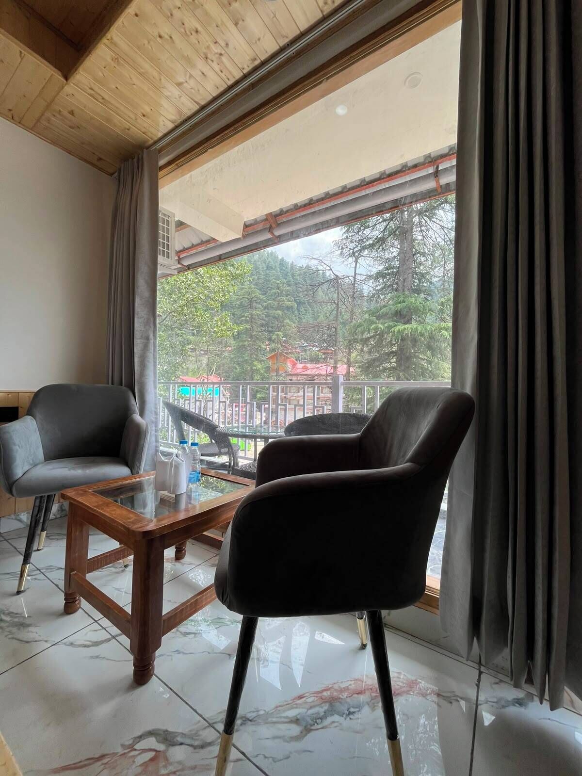 Habitación superior, balcón, vista a la montaña | Wifi gratis y ropa de cama 
