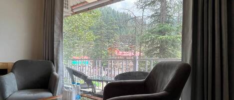 Chambre supérieure, balcon, vue sur la montagne | Accès au Wi-Fi (inclus), literie fournie