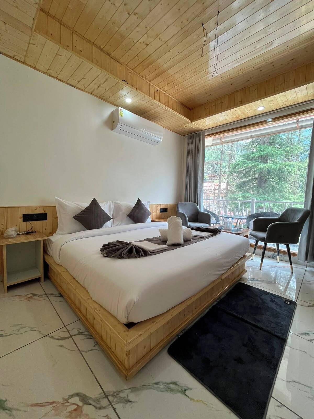 Superior Room, Balcony, Mountain View | Free WiFi, bed sheets