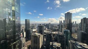 Une vue urbaine avec de hauts immeubles, une rivière et un ciel dégagé.