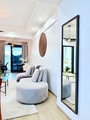 Superior-Apartment, Stadtblick | Wohnbereich | 32-Zoll-Smart-TV mit Digitalempfang