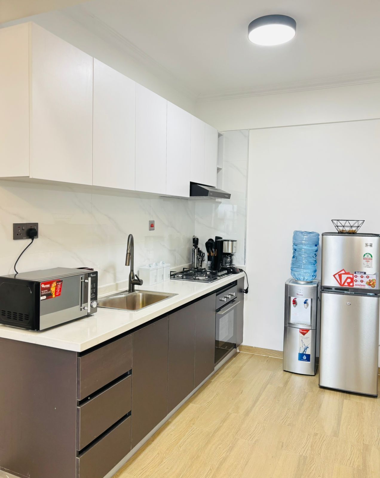 Apartamento superior, vistas a la ciudad | Cocina privada | Frigorífico, microondas y utensilios de cocina