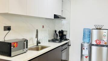 Apartamento superior, vistas a la ciudad | Cocina privada | Frigorífico, microondas y utensilios de cocina
