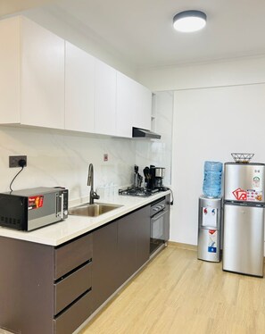 Refrigerador, microondas, utensilios de cocina