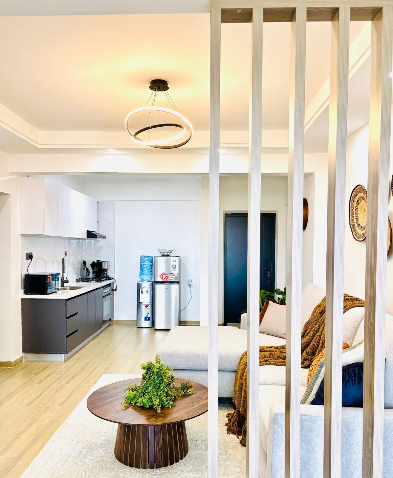 Un apartamento moderno con cocina, comedor y sala de estar.