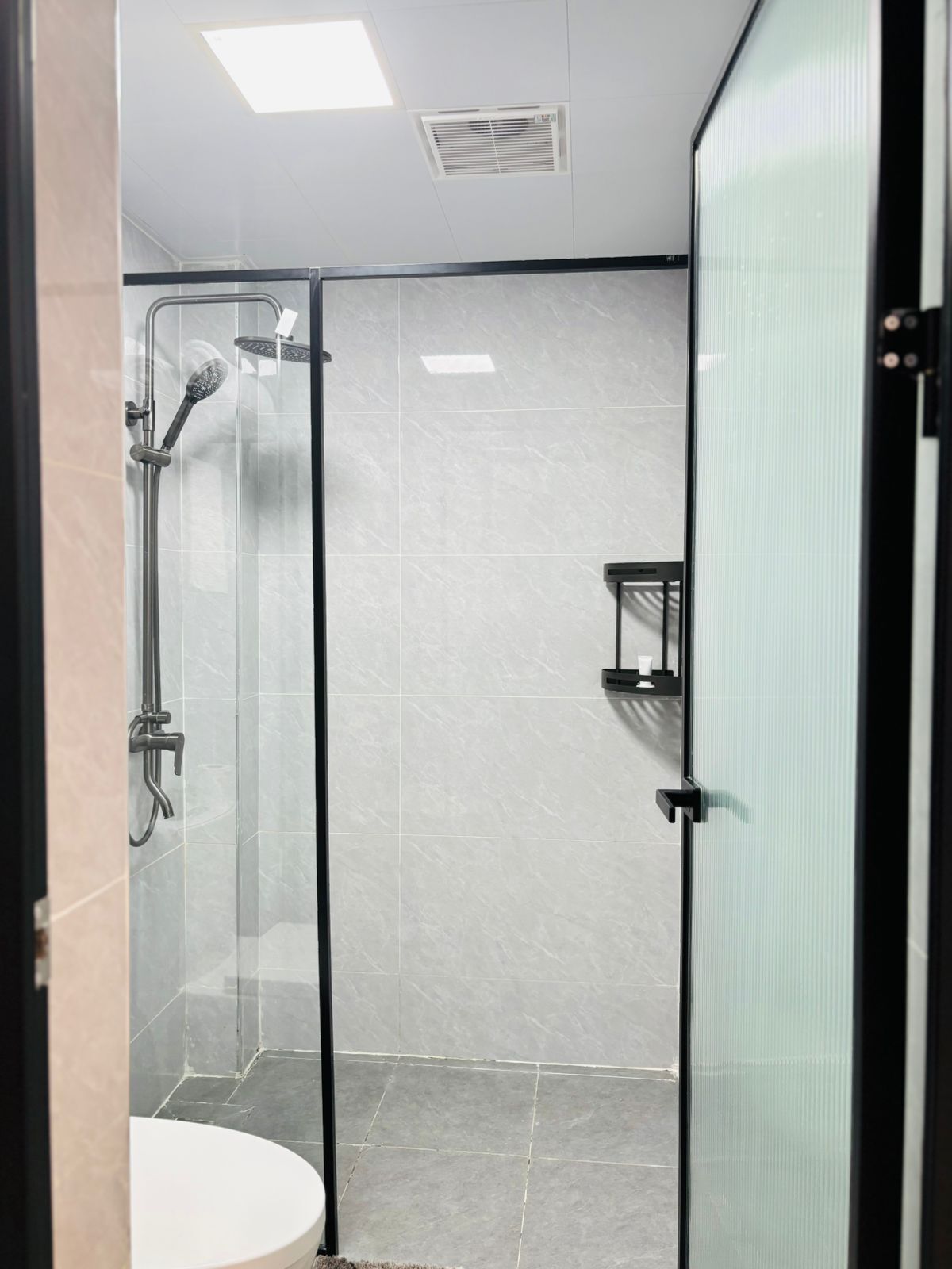 Superior-Apartment, Stadtblick | Badezimmer | Hausschuhe, Handtücher, Seife, Toilettenpapier
