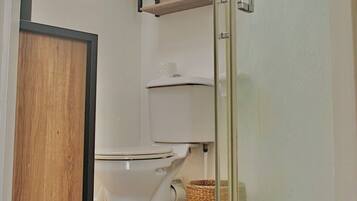 Shower, hair dryer, towels, shampoo