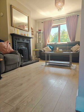 Living area - Family 3-bed Minane Bridge home near Kinsale & Crosshaven (Minane Bridge)