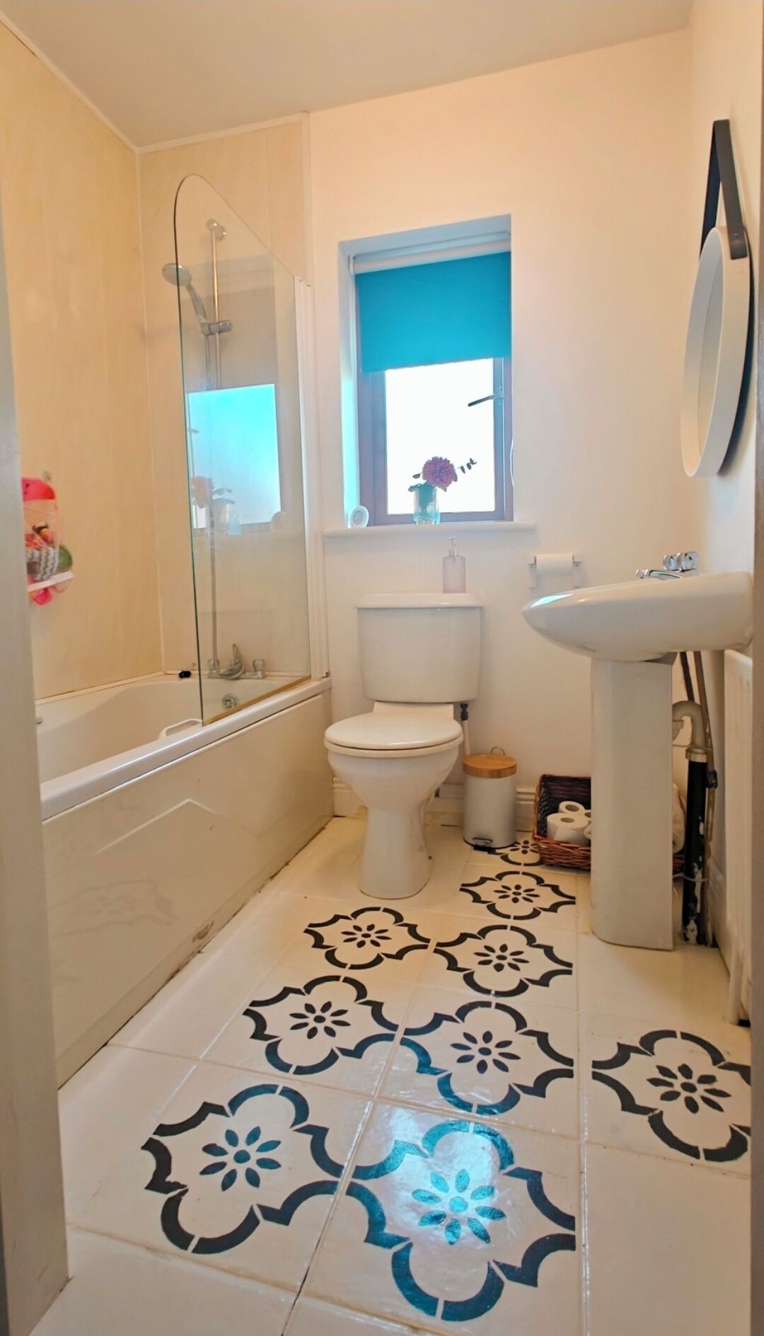 Chuveiro, secador de cabelo, toalhas de banho, shampoo