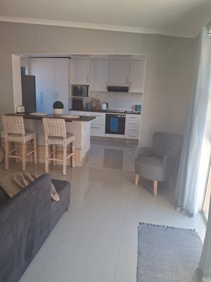 TV - Charming Retreat with Shared Pool in eThekwini Municipality (eThekwini Metropolitan Municipality)