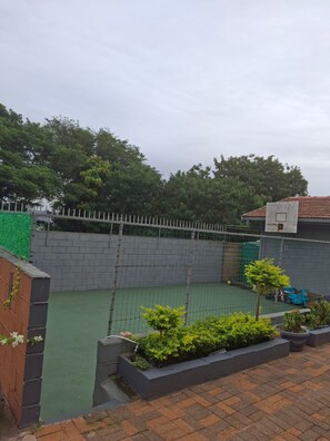 Property grounds - Charming Retreat with Shared Pool in eThekwini Municipality (eThekwini Metropolitan Municipality)