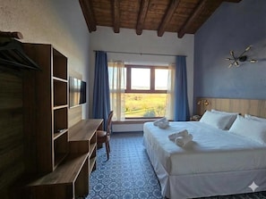 Laptop workspace, free WiFi, bed sheets