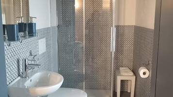 Haartrockner, Seife, Shampoo, Toilettenpapier