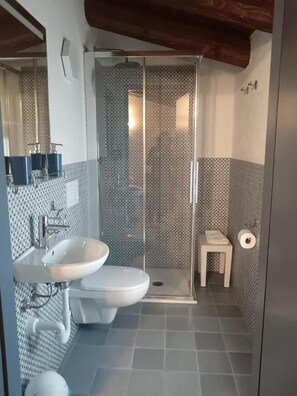 Hårtork, tvål, schampo och toalettpapper