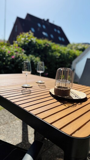Outdoor dining - Vrbo Property (Langeoog)
