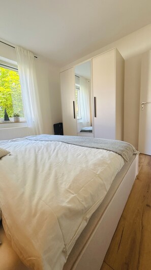 Een strijkplank/strijkijzer, wifi, beddengoed