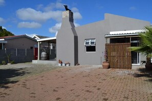 Exterior - Cozy Rustic Cottage! (Cape Town)