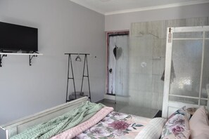 Internet, bed sheets - Cozy Rustic Cottage! (Cape Town)