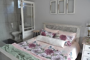 Internet, bed sheets - Cozy Rustic Cottage! (Cape Town)