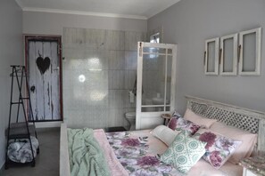 Internet, bed sheets - Cozy Rustic Cottage! (Cape Town)