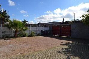 Property grounds - Cozy Rustic Cottage! (Cape Town)