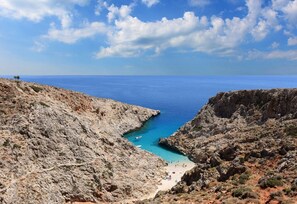 Eine Küstenlandschaft mit felsigem Gelände und einem Strand.