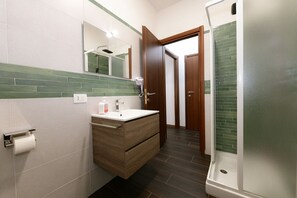 Chambre Double ou avec lits jumeaux, vue ville | Salle de bain