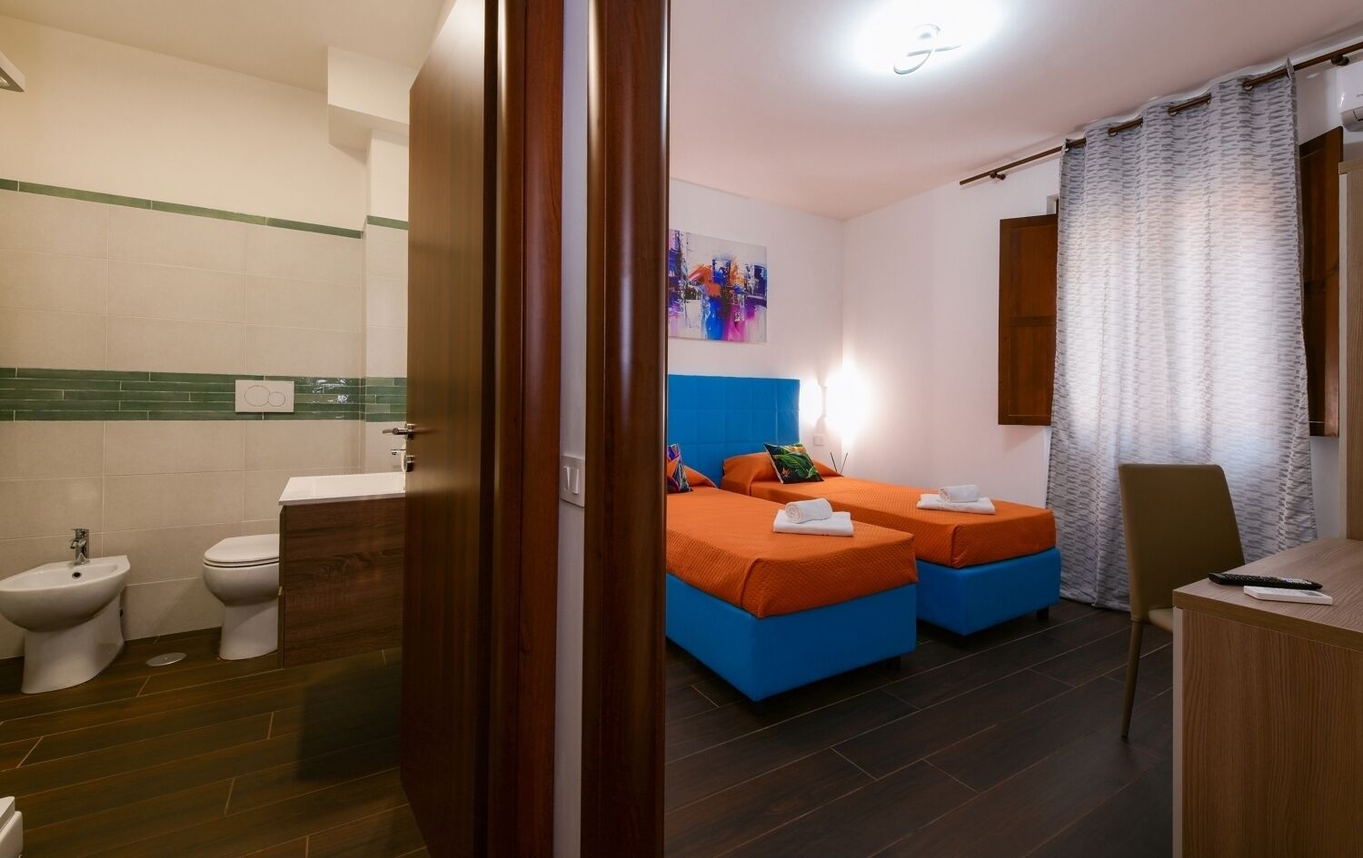 Camera con letto matrimoniale o 2 letti singoli, vista città | Wi-Fi gratuito