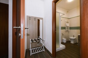 Double or Twin Room, City View | Bilik Mandi