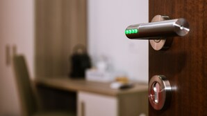 Una puerta con cerradura digital e orificio para llave.
