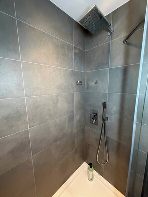 Secador de cabelo, toalhas de banho