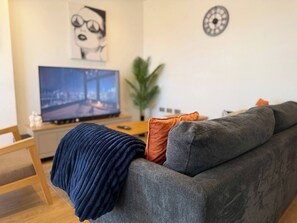 TV, stereo - One bedroom Flat with Balcony Views in Birmingham (Birmingham)