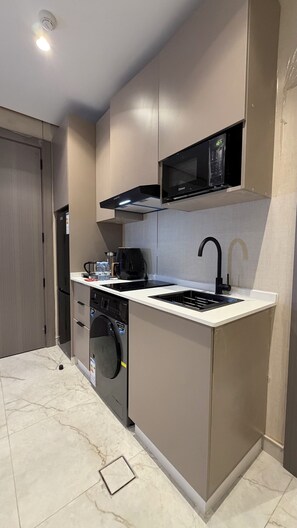Refrigerador, microondas, placa de cocina, utensilios de cocina
