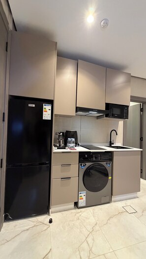 Fridge, microwave, stovetop, cookware/dishes/utensils - 304 tara-JRE 2bedroom at Jabal Al Lweibdeh (Amman)