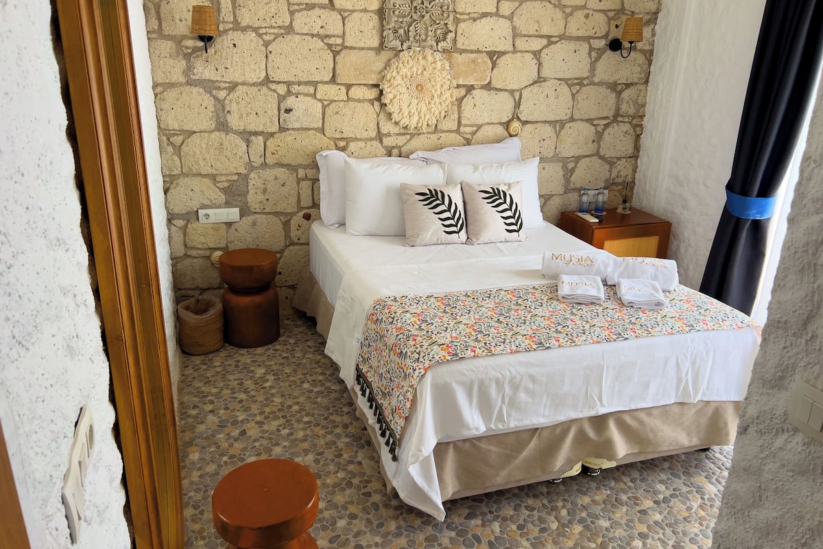 Deluxe-Doppelzimmer, Terrasse, Poolblick | Kostenloses WLAN