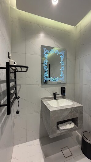 Shower, hair dryer, towels - 306 tara-JRE 2bedroom at Jabal Al Lweibdeh (Amman)