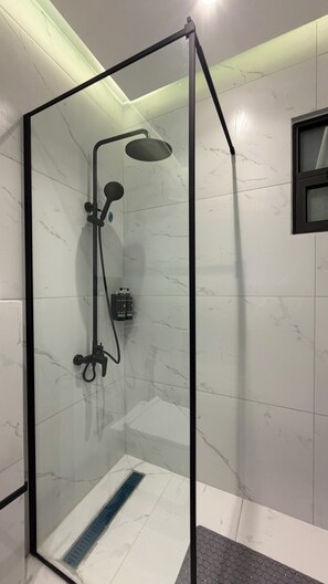 Douche, sèche-cheveux, serviettes fournies