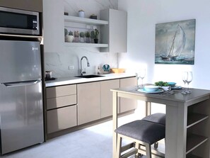 Kjøleskap, mikrobølgeovn, kaffetrakter/tekoker og brødrister