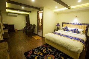 Suíte executiva, sacada, vista para a cidade | Cofres nos quartos, quartos à prova de som, Wi-Fi de cortesia