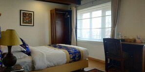 Quarto casal luxo, vista para a cidade | Cofres nos quartos, quartos à prova de som, Wi-Fi de cortesia