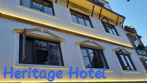 Un bâtiment portant l’enseigne « Hôtel historique », ce qui indique qu’il s’agit d’un hôtel.