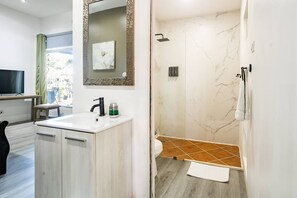 Een douche, een haardroger, handdoeken