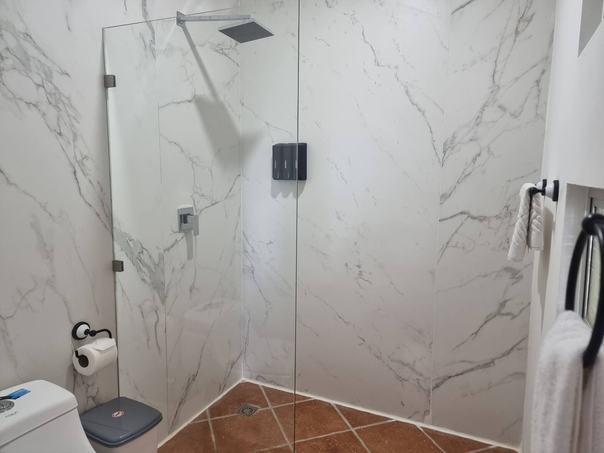 Douche, sèche-cheveux, serviettes fournies